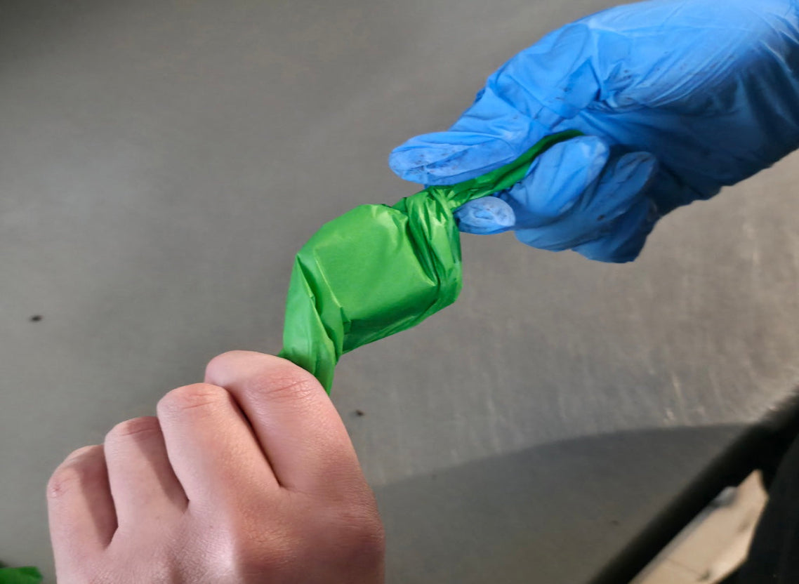 Carugetto fasciato a mano nel laboratorio artigianale della pasticceria piaggio.