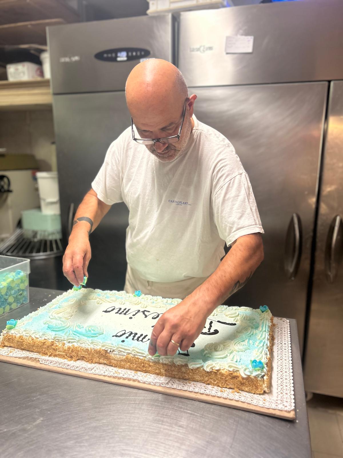 Il maestro Giancarlo Gronchi mentre guarnisce una torta decorativa nell laboratorio della Pasticceria Piaggio