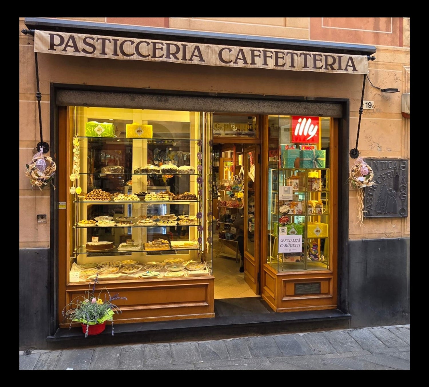 Pasticceria Piaggio a Lavagna —
il laboratorio artigianale dove nascono i Carugetti™
dal 1970, nei caruggi del centro storico ligure