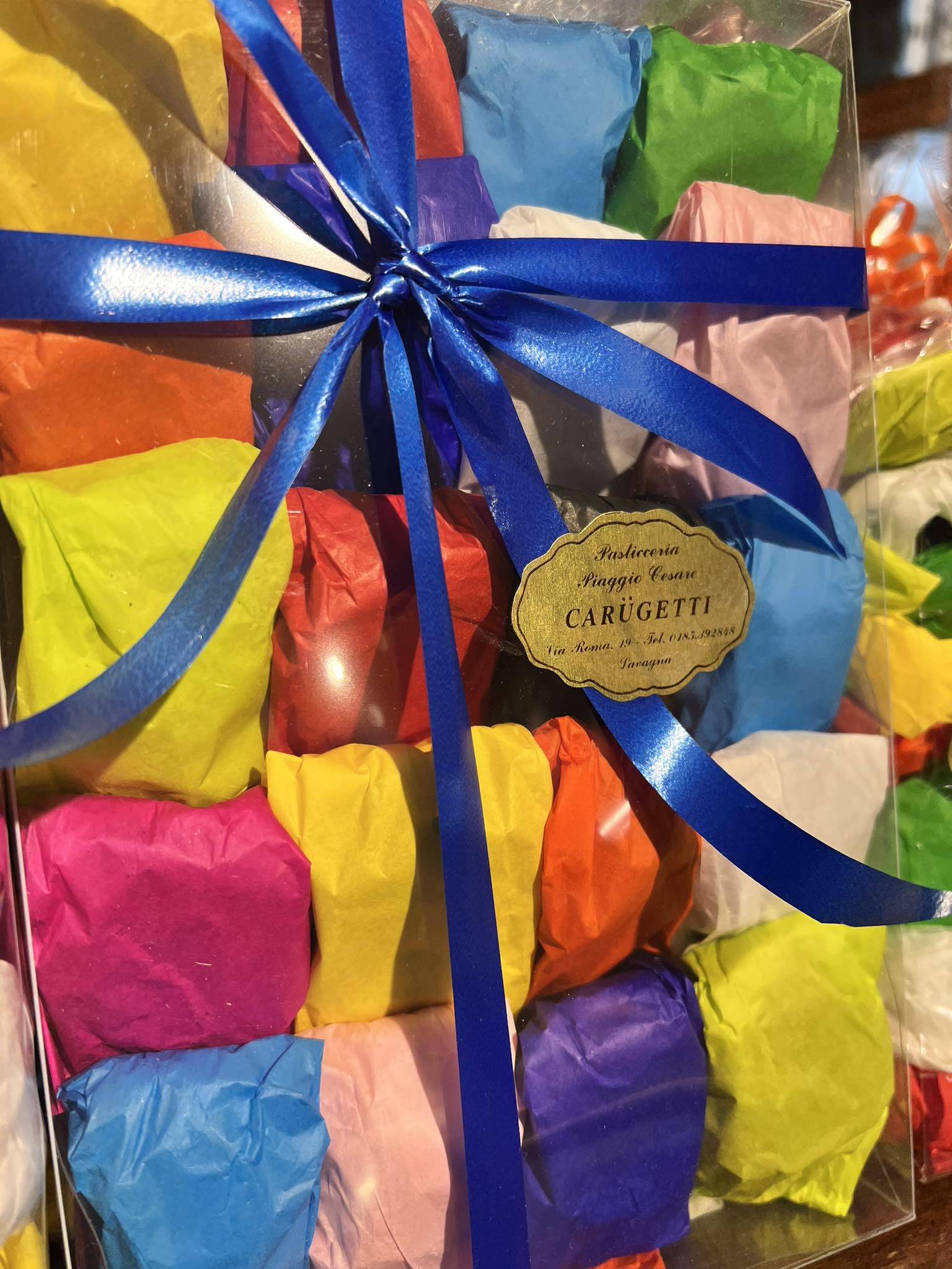 "La confezione artigianale
   dei Carugetti™ con i suoi
   undici colori di carta velina
   biodegradabile — identità visiva
   della specialità dolciaria
   artigianale di Lavagna"