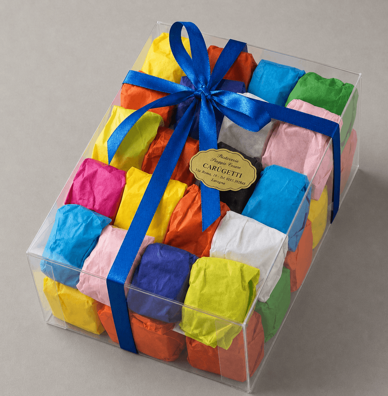 La confezione artigianale
   dei Carugetti™ con i suoi
   undici colori di carta velina
   biodegradabile — identità visiva
   della specialità dolciaria
   artigianale di Lavagna"