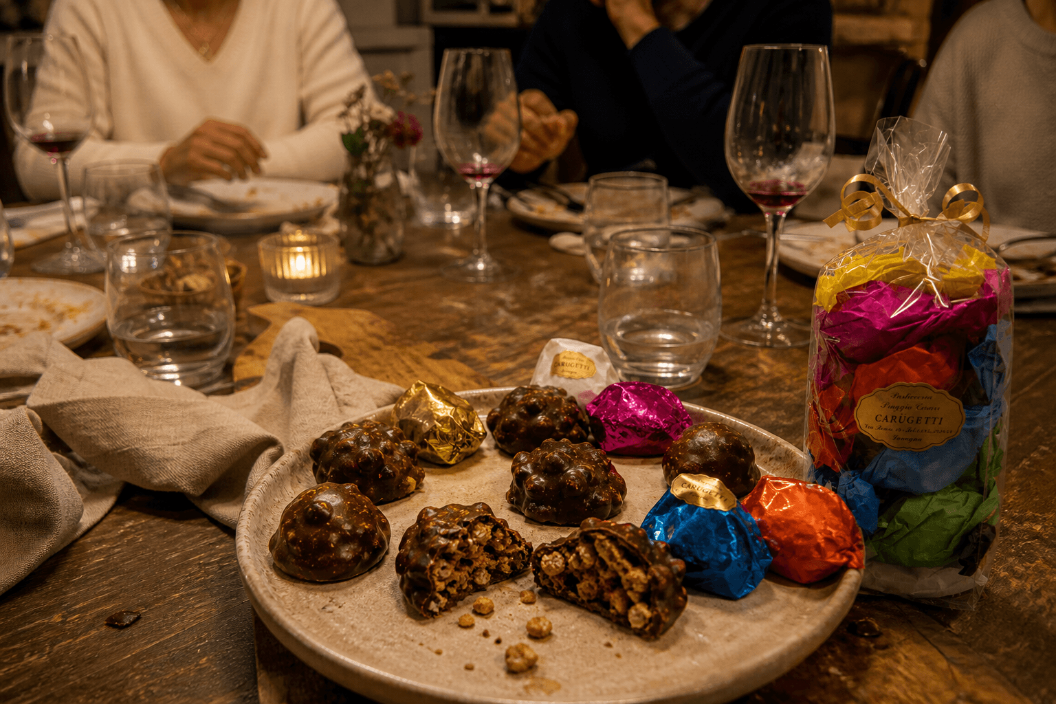 Fine cena conviviale con Carugetti serviti su un tagliere in legno tra bicchieri di vino e briciole, in un'atmosfera calda e realistica. Photorealism.