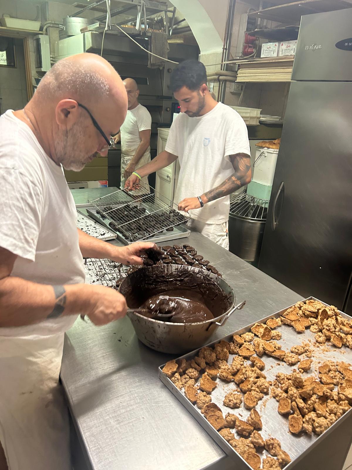 "Il Maestro Giancarlo Gronchi
   e suo figlio Daniel al lavoro
   nel laboratorio della Pasticceria
   Piaggio di Lavagna — produzione
   artigianale dei Carugetti™"