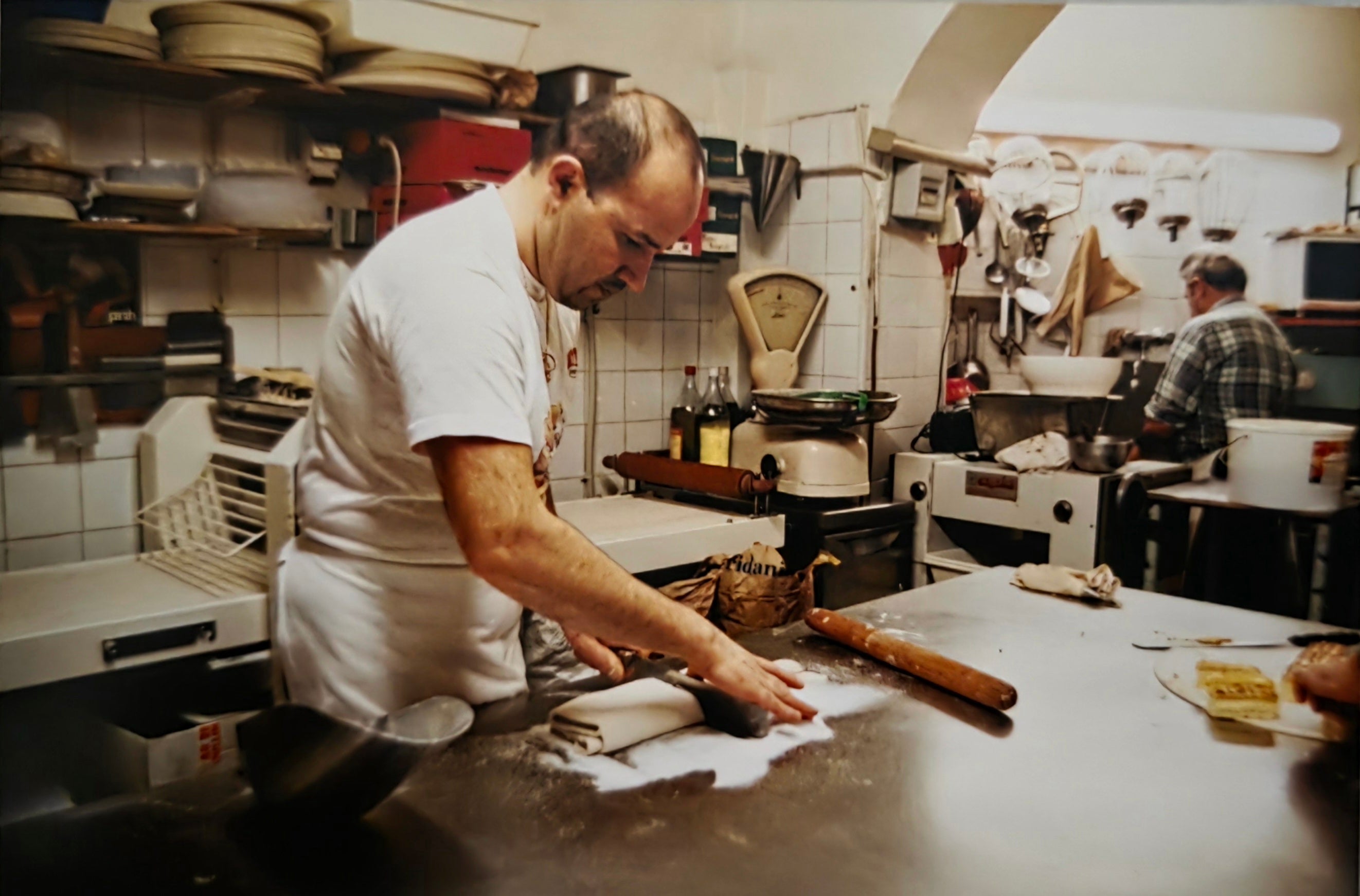 Il Maestro Giancarlo Gronchi
al lavoro nel laboratorio
artigianale della Pasticceria
Piaggio di Lavagna"