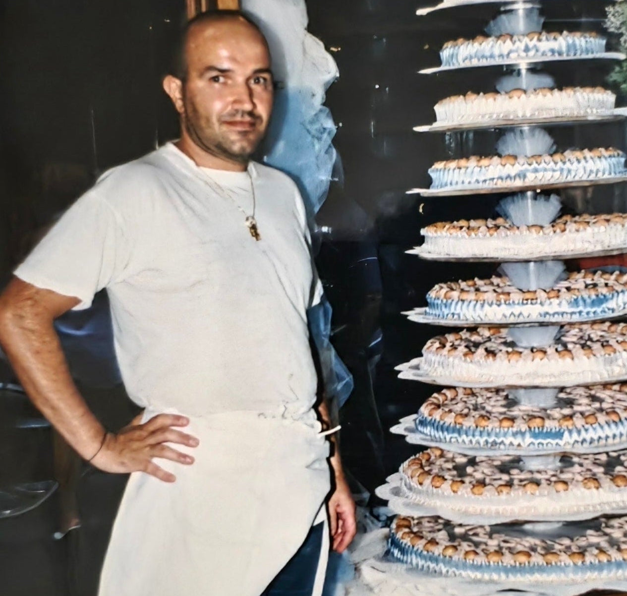 "Il Maestro Giancarlo Gronchi
con la Torta dei Fieschi —
fornitore ufficiale della
manifestazione gastronomica
più antica della Liguria
dal 1949"